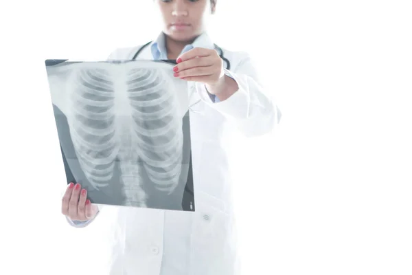 Médico Revisando Una Radiografía Paciente —  Fotos de Stock