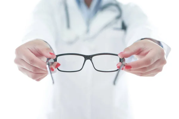 Optometrist Deelt Een Bril Uit Voor Patiënt — Stockfoto