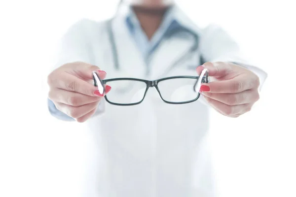 Optometrista Sosteniendo Par Gafas —  Fotos de Stock