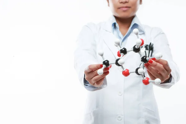 一位持有化学矩阵的亚洲女医药化学家 — 图库照片