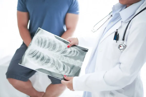 Médico Revisando Una Radiografía Paciente —  Fotos de Stock