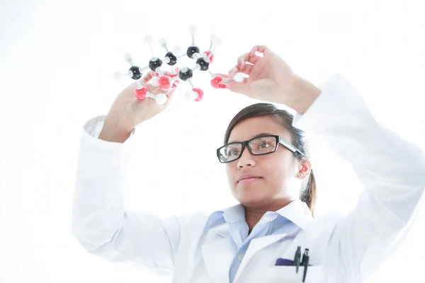 Een Aziatische Vrouwelijke Scheikundige Met Een Chemische Matrix — Stockfoto