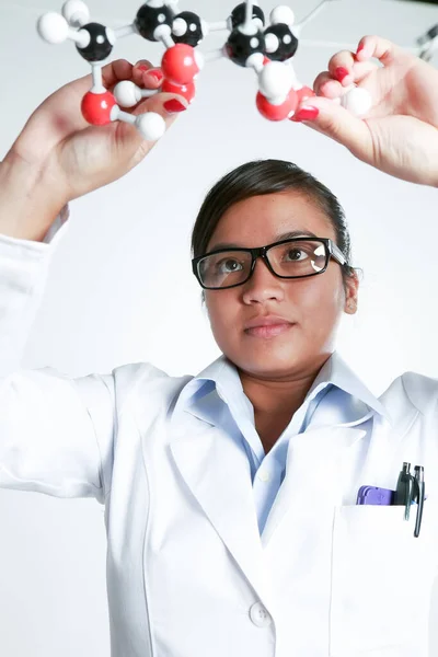 Chimico Medico Femminile Asiatico Con Una Matrice Chimica — Foto Stock