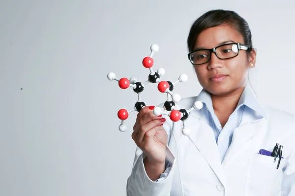 Egy Ázsiai Női Gyógyszerész Kémiai Mátrixszal — Stock Fotó