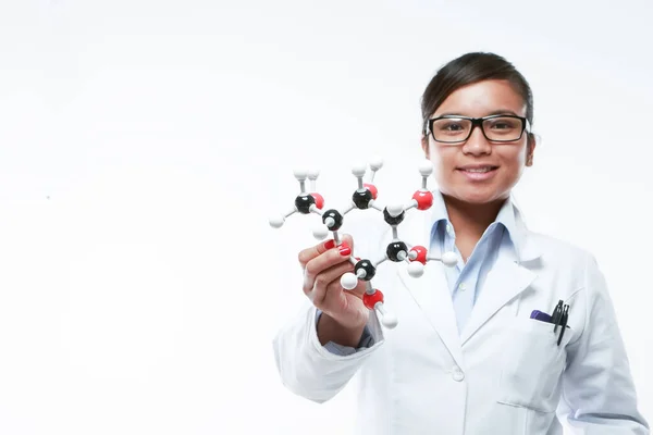 一位持有化学矩阵的亚洲女医药化学家 — 图库照片