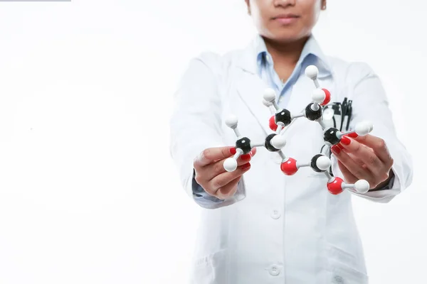 Een Aziatische Vrouwelijke Scheikundige Met Een Chemische Matrix — Stockfoto