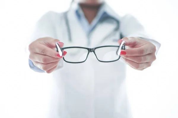 Optometrista Sosteniendo Par Gafas —  Fotos de Stock