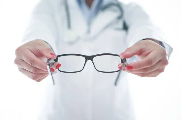Optometrik Drží Ruce Brýle — Stock fotografie