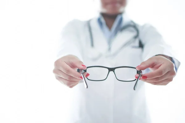 Optometrista Sosteniendo Par Gafas — Foto de Stock