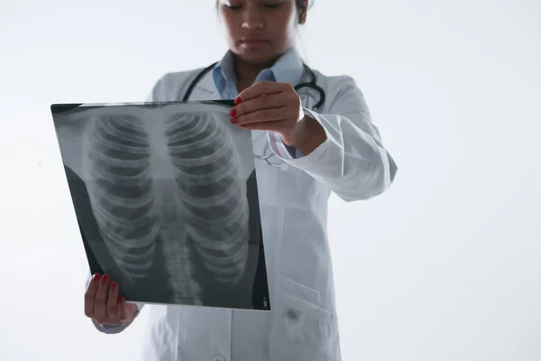 Médico Revisando Una Radiografía Paciente —  Fotos de Stock