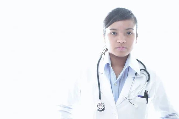 Aletleriyle Profesyonel Bir Asyalı Kadın Doktor — Stok fotoğraf