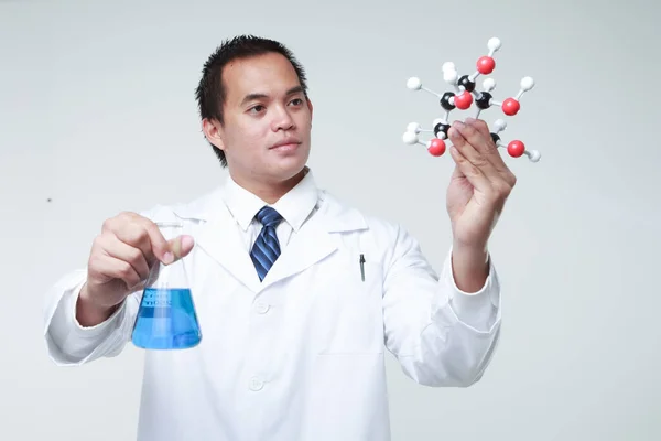 Een Chemicus Met Een Kolf Een Chemische Matrix — Stockfoto