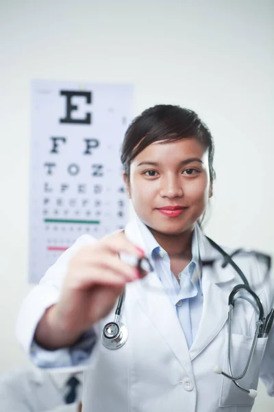 Ženský Doktor Stetoskopem Grafem Vidění Vzadu — Stock fotografie