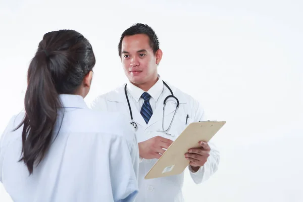 Médico Enfermera Revisando Discutiendo Los Resultados Paciente —  Fotos de Stock