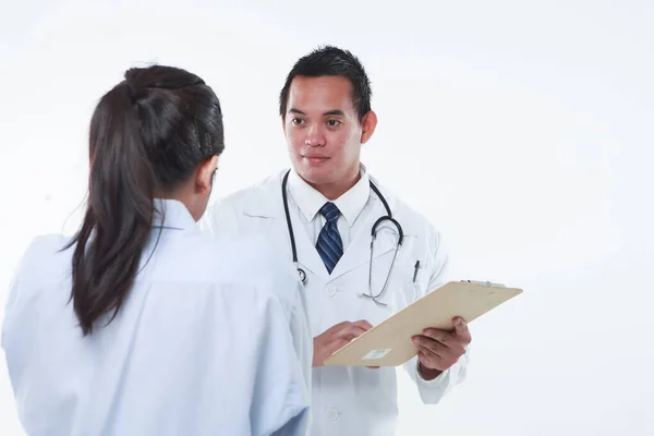 Médico Enfermera Revisando Discutiendo Los Resultados Paciente —  Fotos de Stock