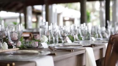 Göl kenarındaki düğün resepsiyonu