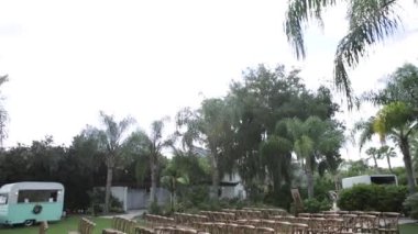 Göl kenarındaki düğün resepsiyonu