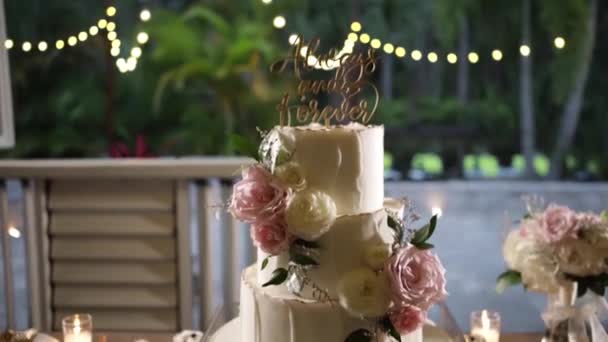 Beau Gâteau Mariage Multicouche Avec Conception Fleurs — Video