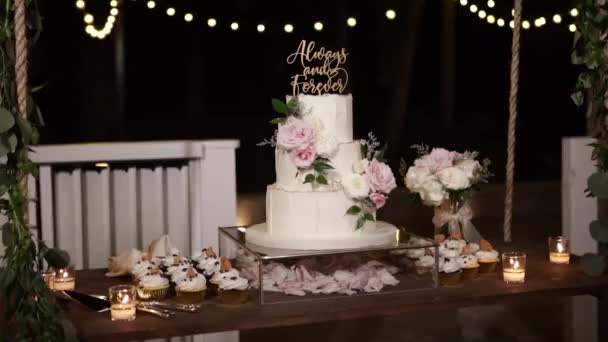 Красивий Багатошаровий Весільний Торт Квітковим Дизайном — стокове відео