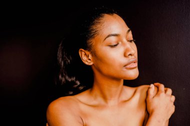 Güzel ve seksi model stüdyo fotoğraf çekimi