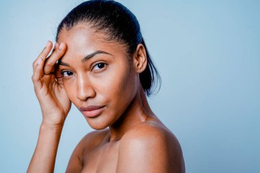 Güzel ve seksi model stüdyo fotoğraf çekimi