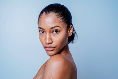 Güzel ve seksi model stüdyo fotoğraf çekimi