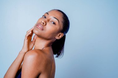 Güzel ve seksi model stüdyo fotoğraf çekimi