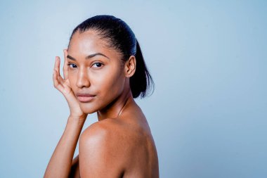 Güzel ve seksi model stüdyo fotoğraf çekimi