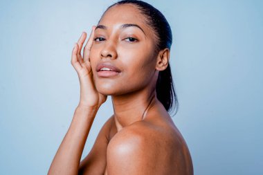 Güzel ve seksi model stüdyo fotoğraf çekimi