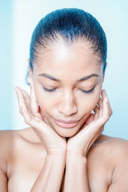 Güzel ve seksi model stüdyo fotoğraf çekimi