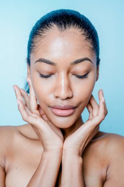 Güzel ve seksi model stüdyo fotoğraf çekimi