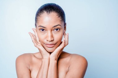 Güzel ve seksi model stüdyo fotoğraf çekimi