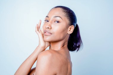 Güzel ve seksi model stüdyo fotoğraf çekimi