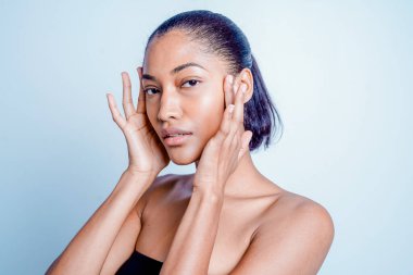 Güzel ve seksi model stüdyo fotoğraf çekimi