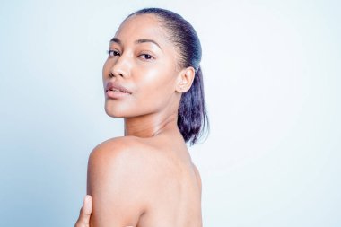 Güzel ve seksi model stüdyo fotoğraf çekimi