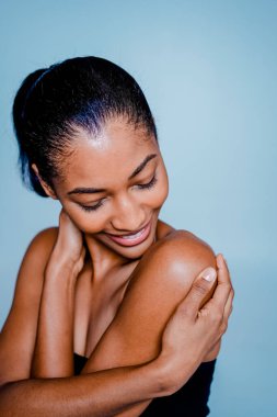 Güzel ve seksi model stüdyo fotoğraf çekimi