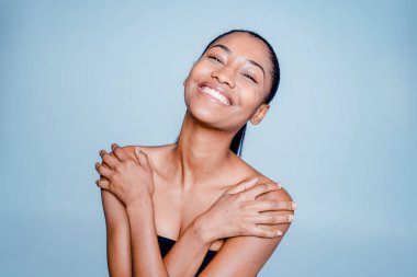 Güzel ve seksi model stüdyo fotoğraf çekimi