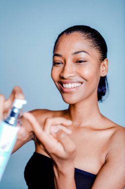 Güzel ve seksi model stüdyo fotoğraf çekimi