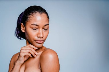 Güzel ve seksi model stüdyo fotoğraf çekimi