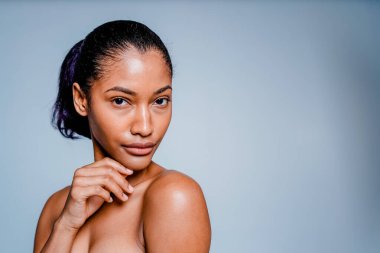 Güzel ve seksi model stüdyo fotoğraf çekimi