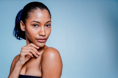 Güzel ve seksi model stüdyo fotoğraf çekimi