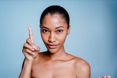 Güzel ve seksi model stüdyo fotoğraf çekimi