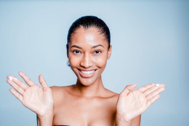 Güzel ve seksi model stüdyo fotoğraf çekimi