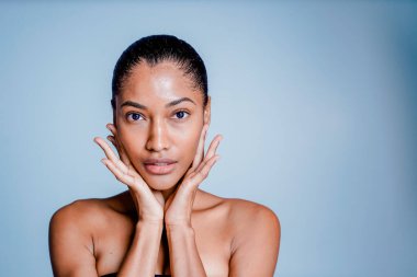 Güzel ve seksi model stüdyo fotoğraf çekimi