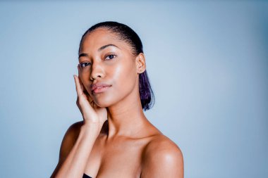 Güzel ve seksi model stüdyo fotoğraf çekimi