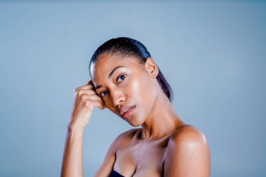 Güzel ve seksi model stüdyo fotoğraf çekimi