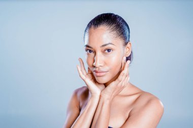 Güzel ve seksi model stüdyo fotoğraf çekimi