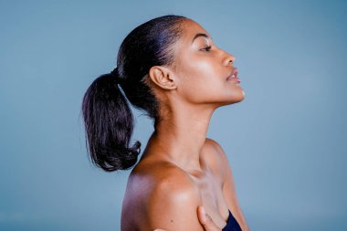 Güzel ve seksi model stüdyo fotoğraf çekimi