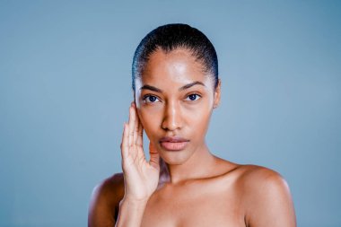 Güzel ve seksi model stüdyo fotoğraf çekimi