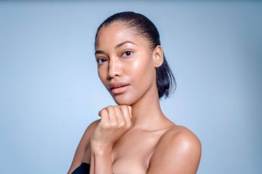 Güzel ve seksi model stüdyo fotoğraf çekimi